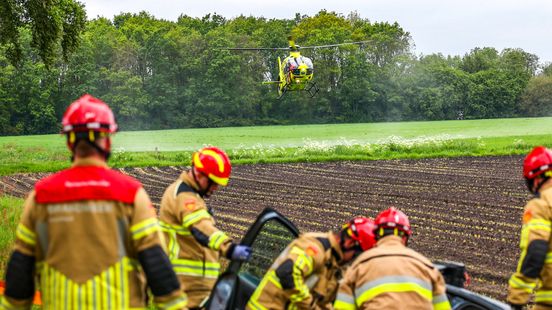 Drie personen bekneld in auto bij ernstig ongeval in De Krim. Drie personen bekneld in auto bij ernstig ongeval in De Krim.