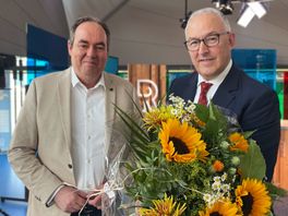 Burgemeester Aboutaleb neemt een bos bloemen in ontvangst van presentator Ruud de Boer.