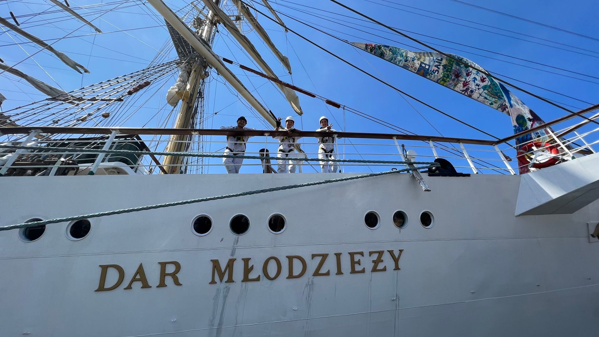 De bemanning van de Dar Młodzieży bij de Sail Out