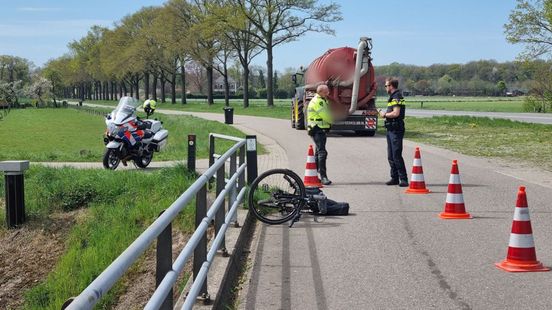 Fietsster overlijdt na botsing met trekker. Fietsster overlijdt na botsing met trekker.