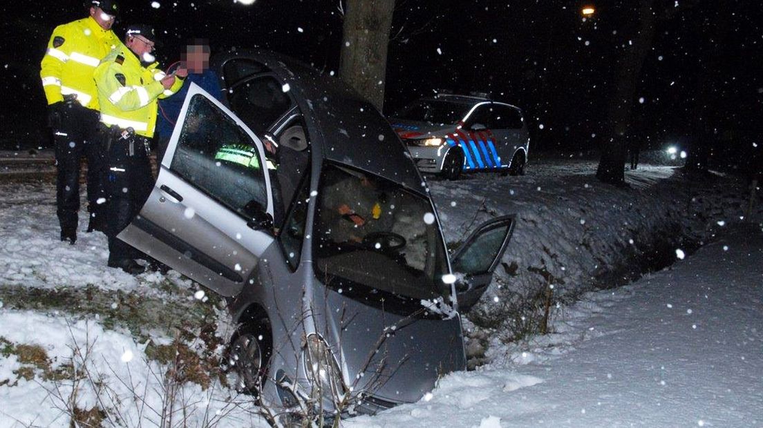 Een auto is maandagavond in Zevenhuizen in de sloot beland