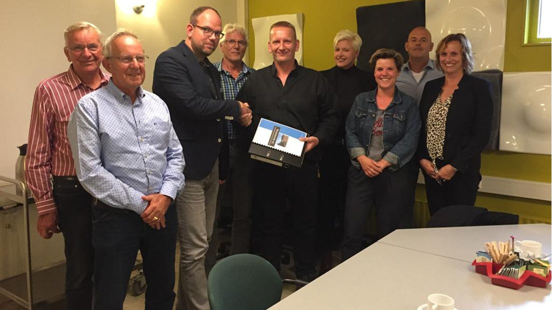 De belangengroep biedt wethouder Eltjo Dijkhuis een zienswijze aan