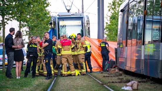 Maaltijdbezorger op scooter overleden na aanrijding met tram. Maaltijdbezorger op scooter overleden na aanrijding met tram.