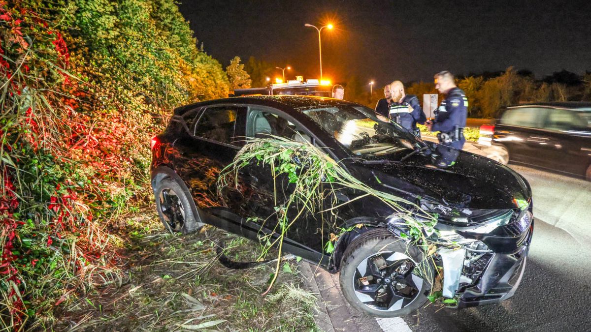Auto raakt van weg af en botst tegen geluidswal