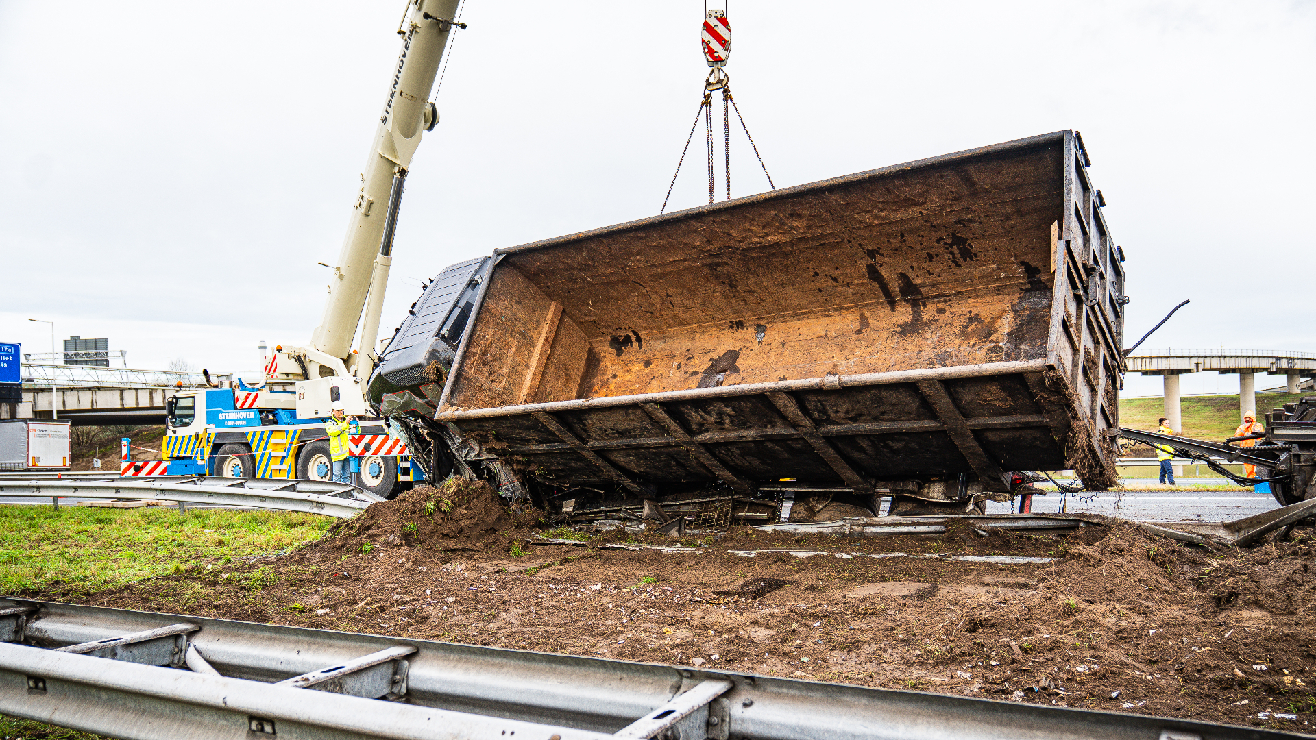 De vrachtwagen is met behulp van een kraanwagen weer overeind gezet