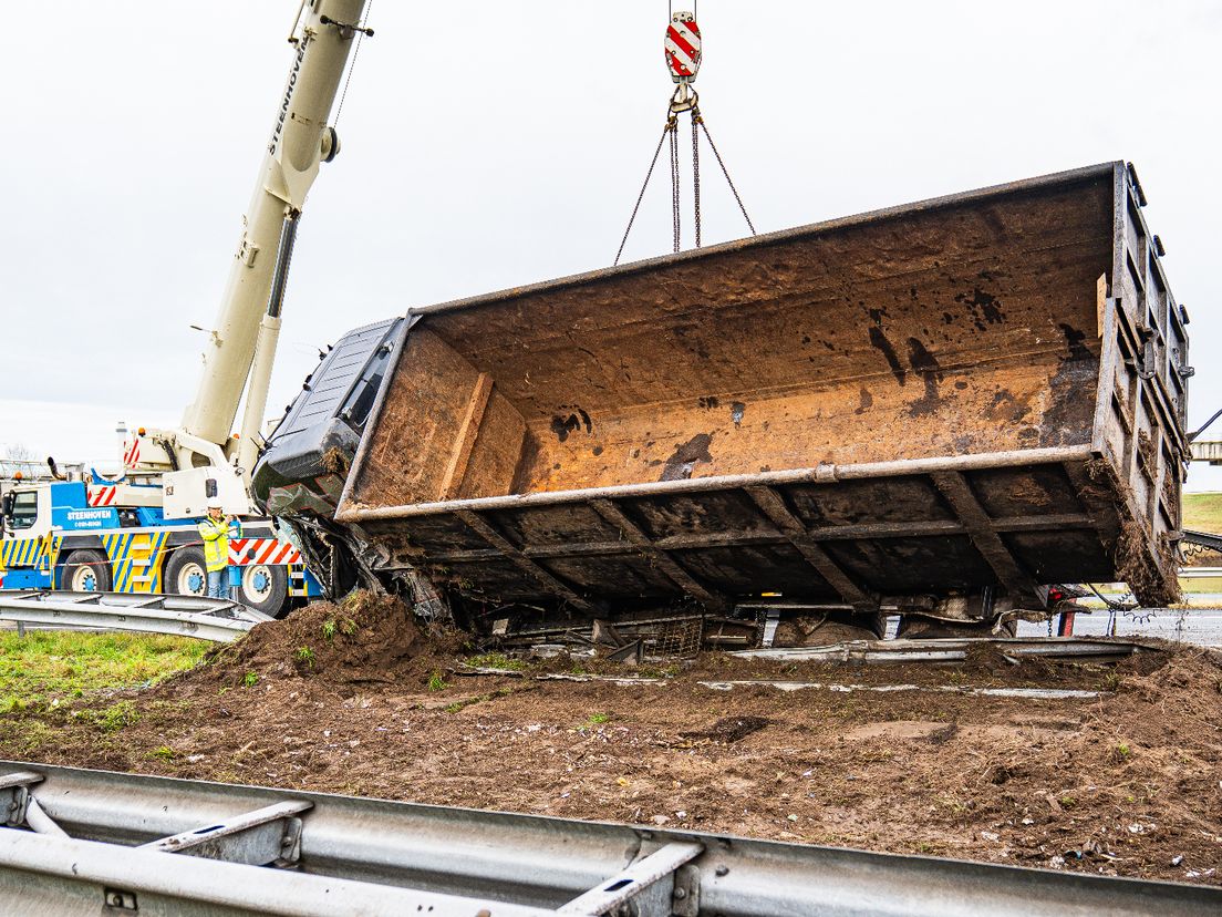 De vrachtwagen is met behulp van een kraanwagen weer overeind gezet