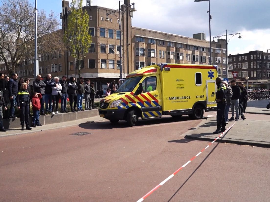 Een ambulance brengt het slachtoffer naar het ziekenhuis