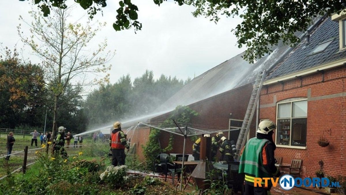 Brand in dak van boerderij Lettelbert