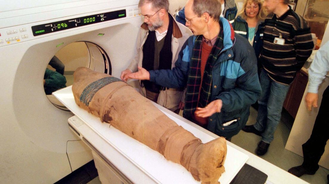 Mummie Janus gaat in de röntgenscanner, in 1998