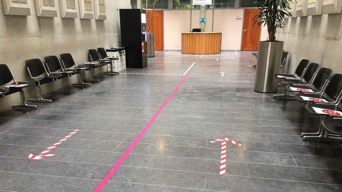 Pijlen geven de looproute in de Groninger rechtbank aan