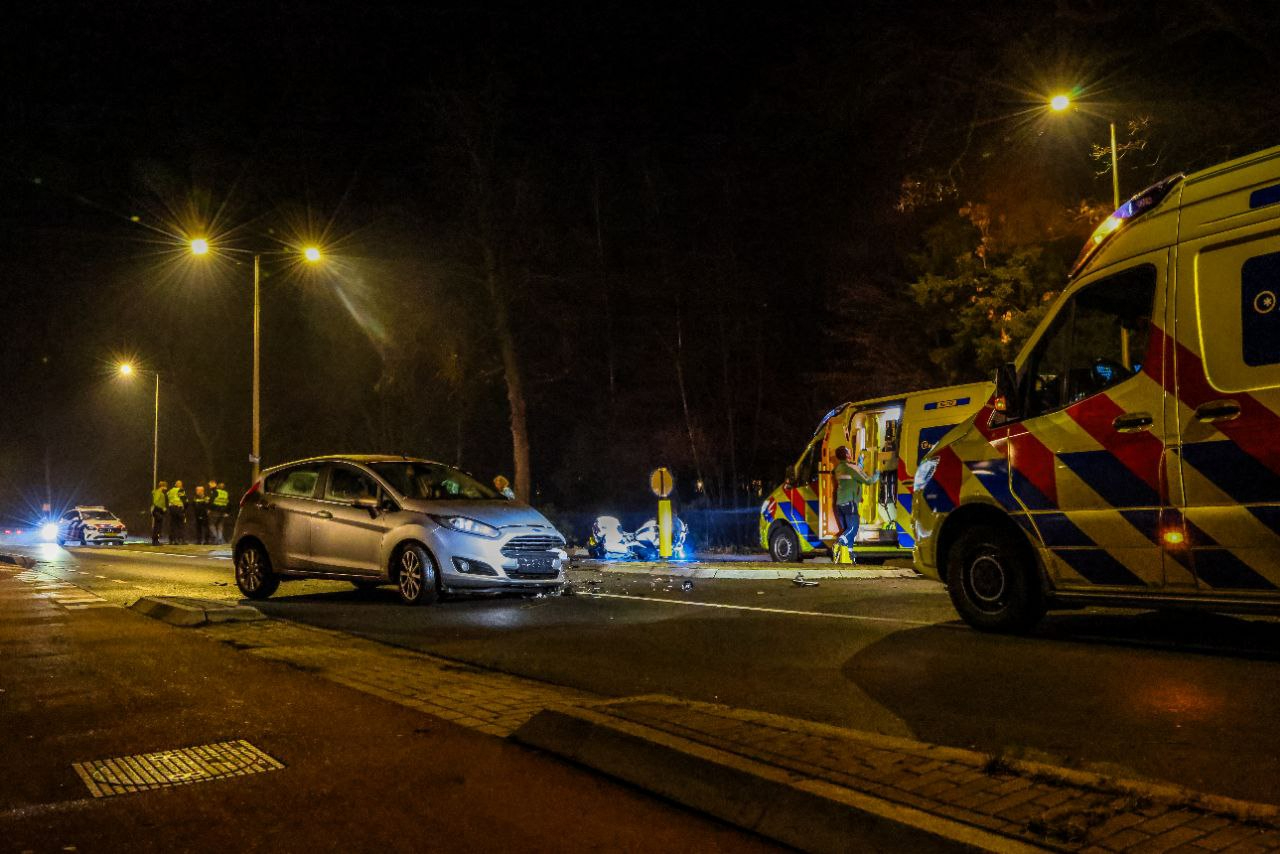 Motoragent gewond bij aanrijding met auto in Lonneker.