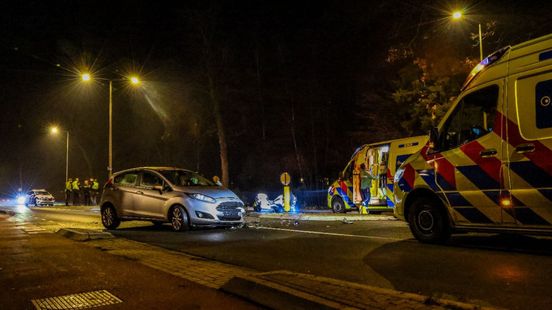Motoragent gewond bij aanrijding met auto in Lonneker. Motoragent gewond bij aanrijding met auto in Lonneker.