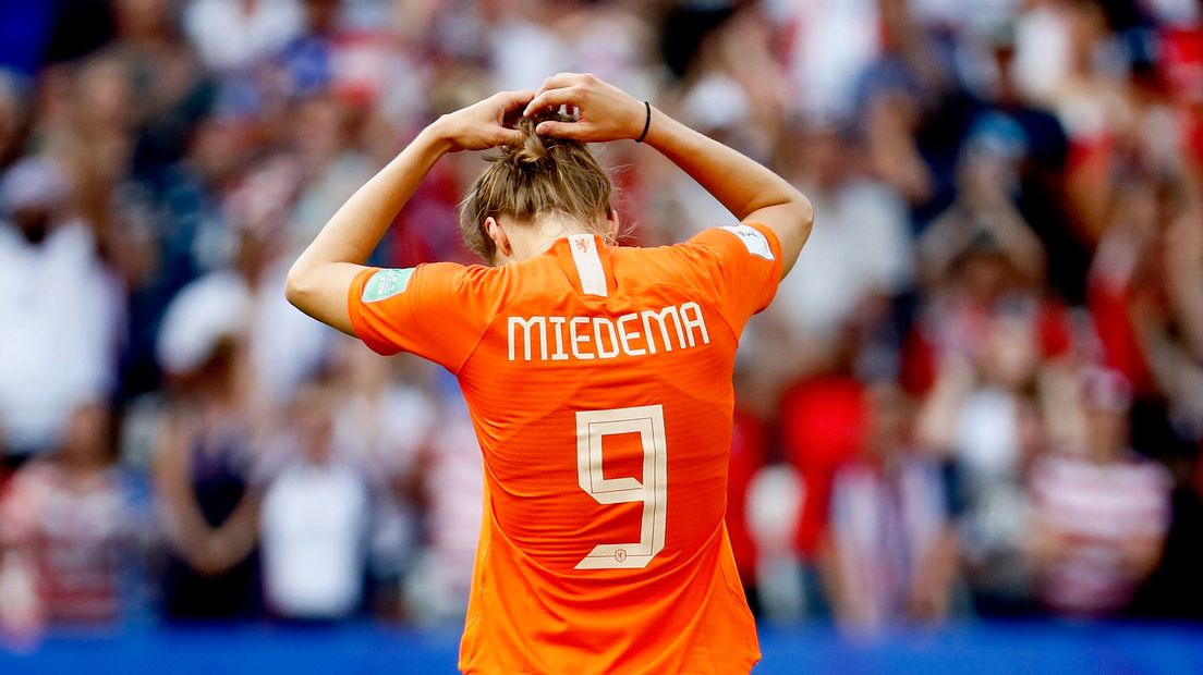 Vivianne Miedema baalt. Ze wordt met Oranje geen wereldkampioen. In de finale bleek Amerika te sterk (Rechten: ROBIN VAN LONKHUIJSEN/ANP)