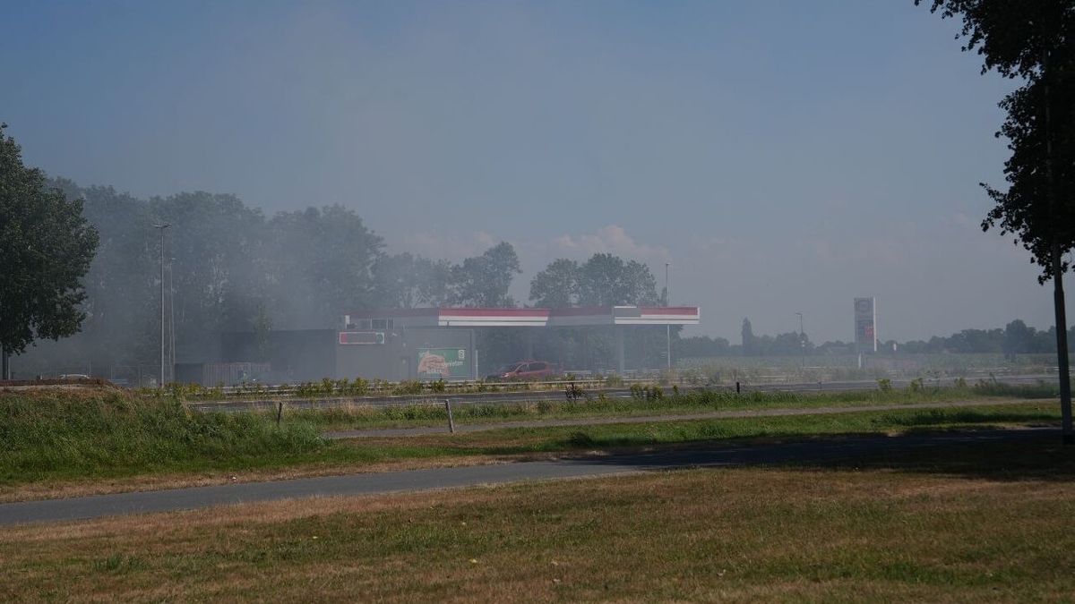 Hooibaal vliegt in brand op Rijksweg bij Nijeveen, rookwolken trekken over A32