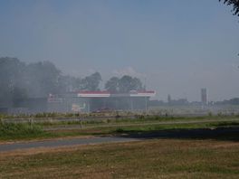 Hooibaal vliegt in brand op Rijksweg bij Nijeveen, rookwolken trekken over A32