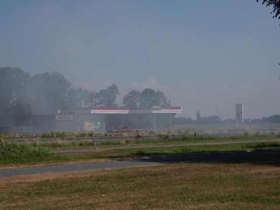 Hooibaal vliegt in brand op Rijksweg bij Nijeveen, rookwolken trekken over A32