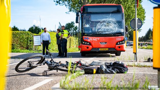 Jonge fietser zwaargewond na aanrijding met bus.