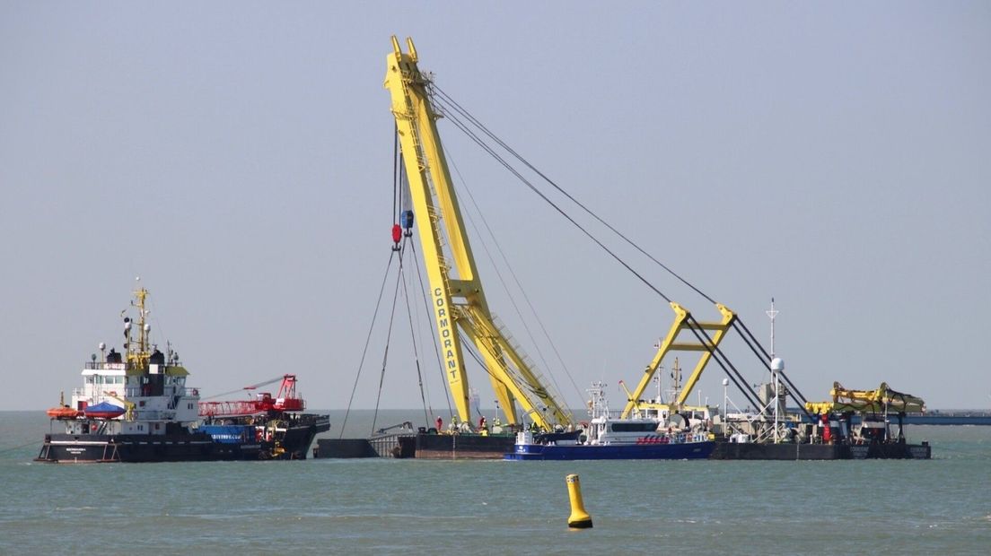 Berging van voorste deel van gezonken binnenvaartschip