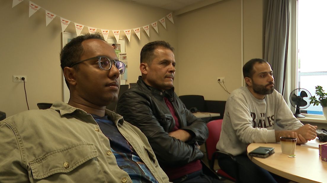 Statushouders uit Syrië en Yemen in het nieuwe kantoor van VluchtelingenWerk Nederland in Oostburg