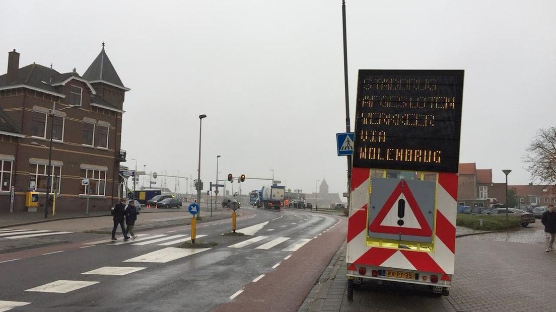 Matrixborden waarschuwen het verkeer voor de omleiding