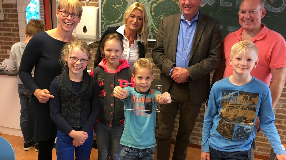 leerlingen, ouders en leerkrachten OBS Het Rastholt zijn blij met het bordje. (Rechten: Serge Vinkenvleugel / RTV Drenthe)
