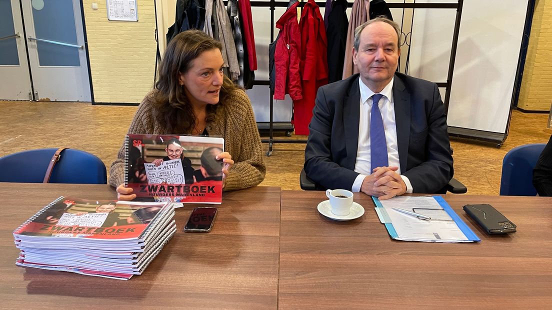 SP-Kamerlid Sandra Beckerman met het zwartboek, rechts staatssecretaris Vijlbrief