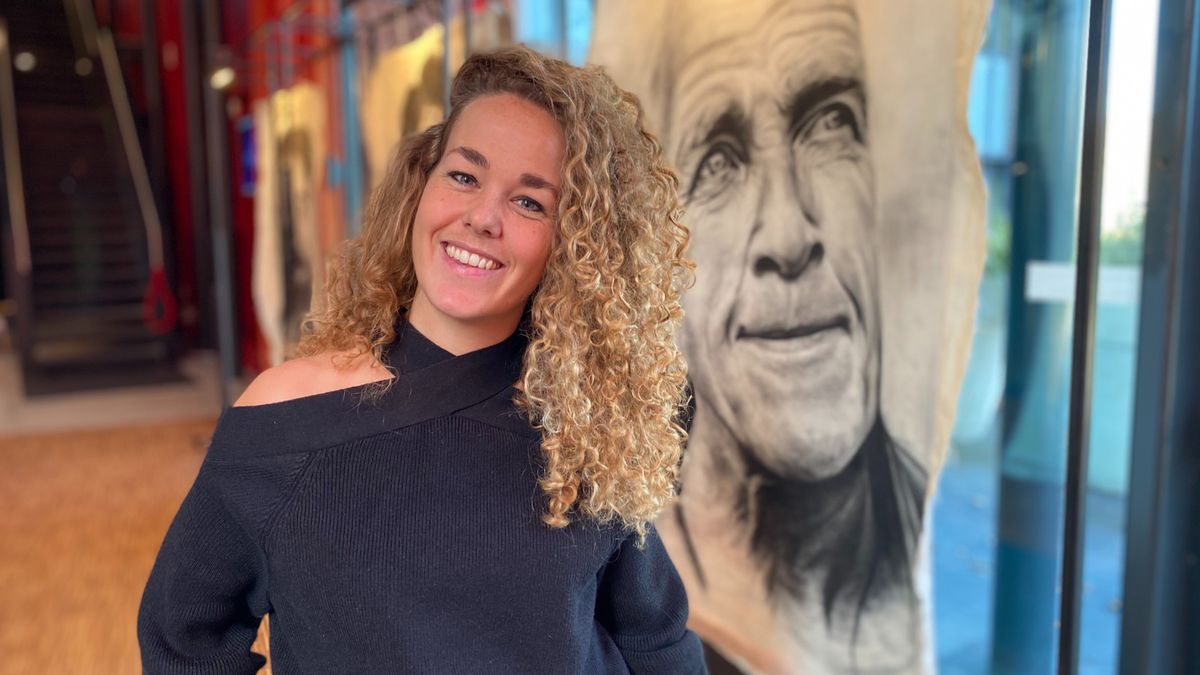 'De ziel is voelbaar': levensgrote houtskoolportretten in theater Steenwijk