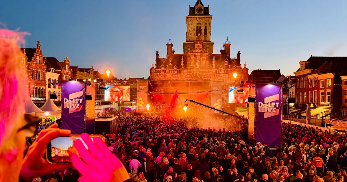 Only the title as requested: Xander de Buisonjé Rushes from Stage to Catch Flight After Performance at New Festival in Delft