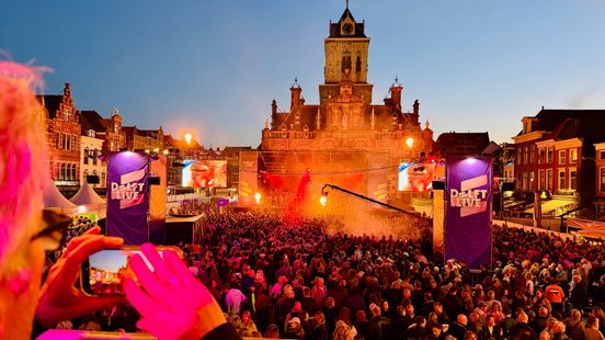 Xander de Buisonjé haast zich van podium om vliegtuig te halen na optreden op gloednieuw festival Home