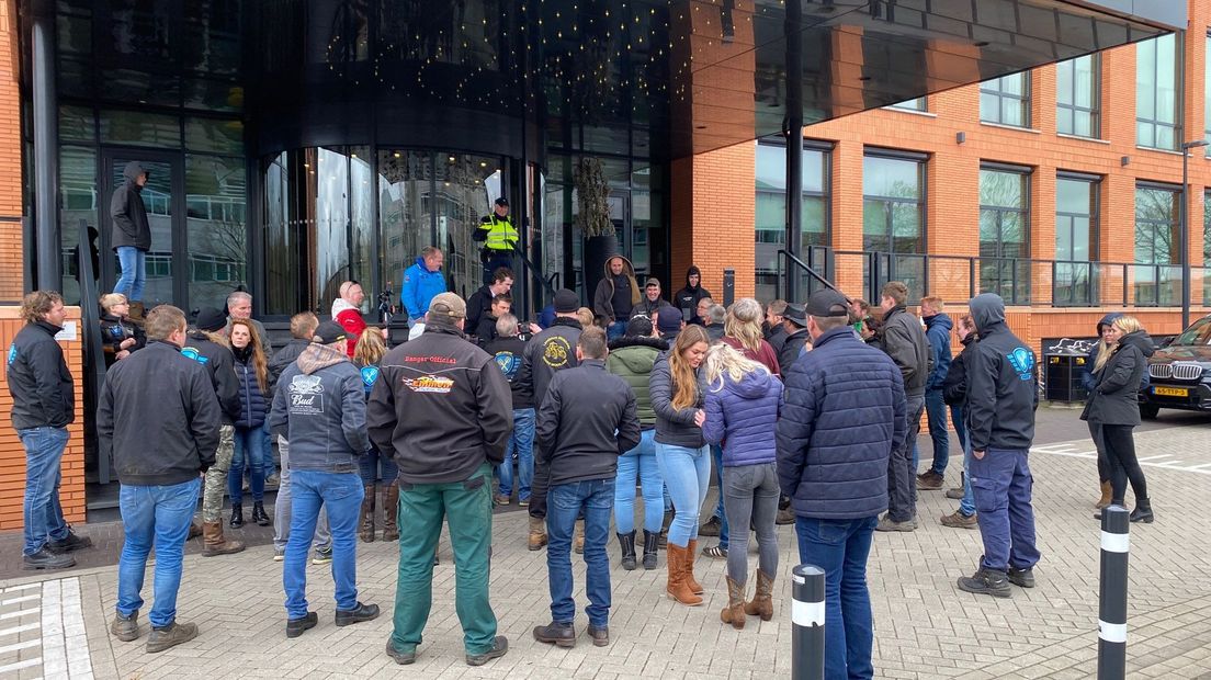 Actievoerders aan de Winthontlaan in Utrecht.