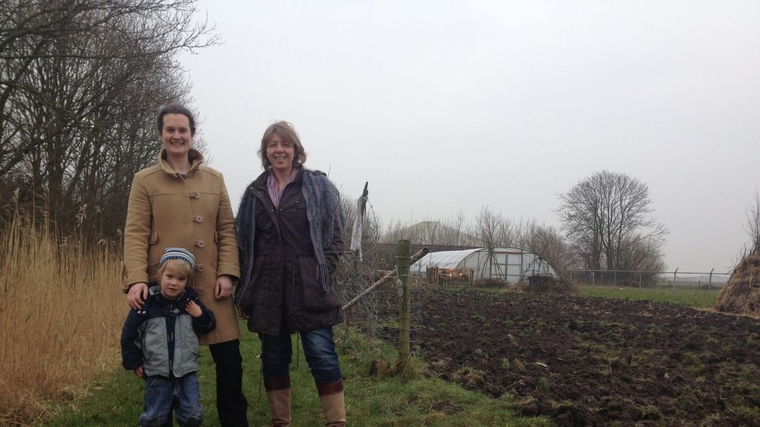 Lorette Verment (Links) en Margreet Wiersma voor Dorpstuin 'De Heemen'.