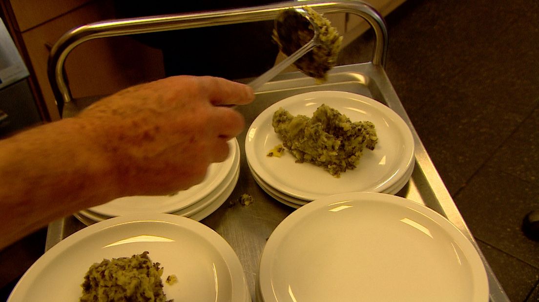 Het leger biedt wekelijks een gezamenlijke maaltijd voor 3 euro aan