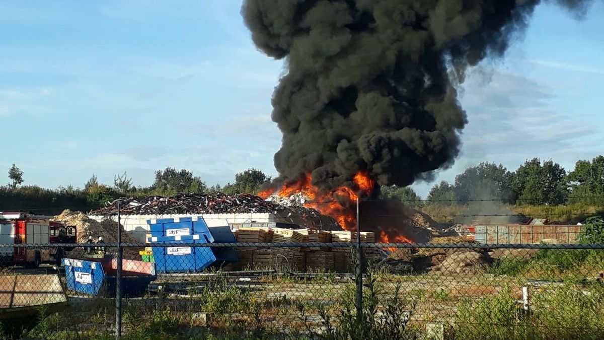 Brandweer blijft druk met blussen afvalberg Nieuw-Dordrecht