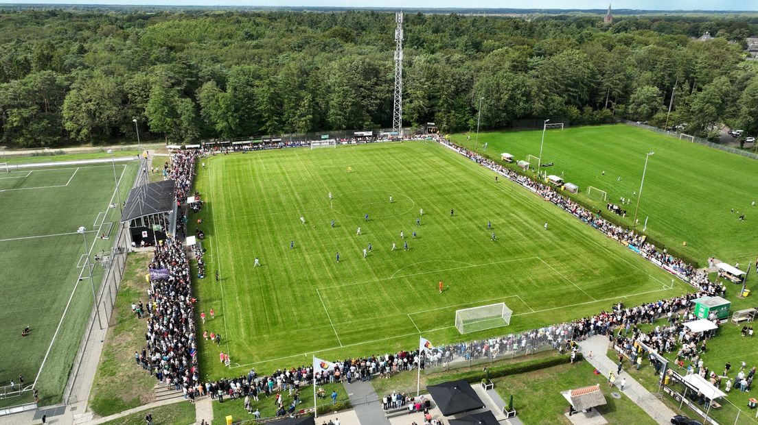 FC Groningen tegen FC Emmen op de Rolder grasmat