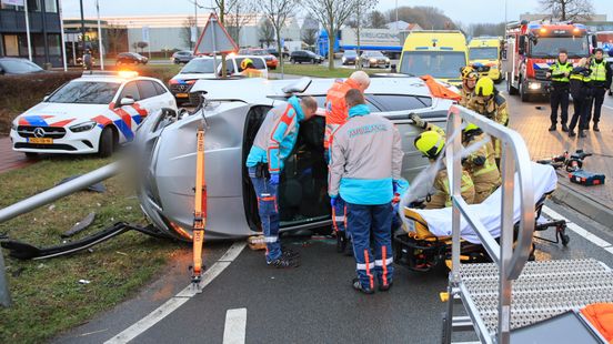 Vrouw raakt gewond bij ongeval in Rijen: auto botst tegen boom en slaat over de kop. Vrouw raakt gewond bij ongeval in Rijen: auto botst tegen boom en slaat over de kop.