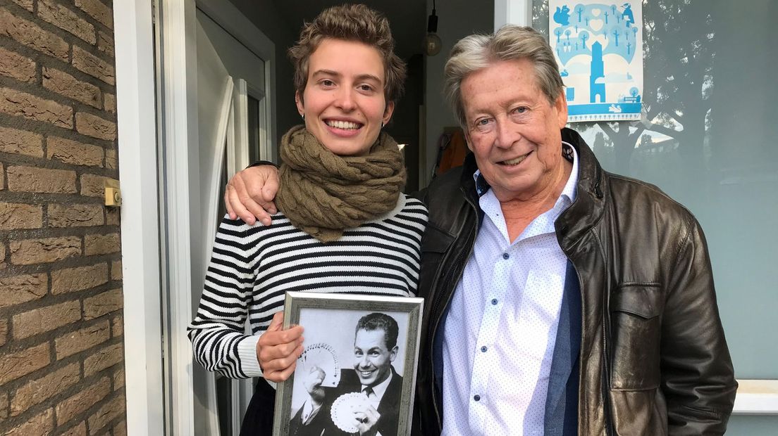 Hans Kazàn met de studente en de foto die normaal gesproken bovenaan het trapgat hangt