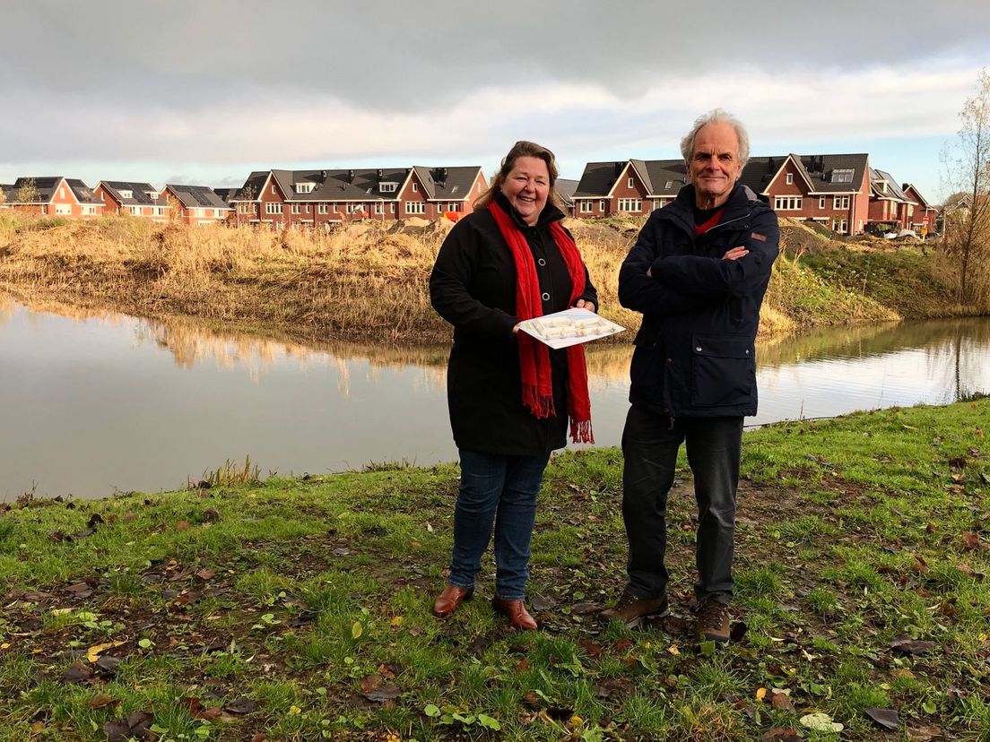 Arianne en Rob voor de plek waar het 'Knarrenhof' moet komen in Ridderkerk