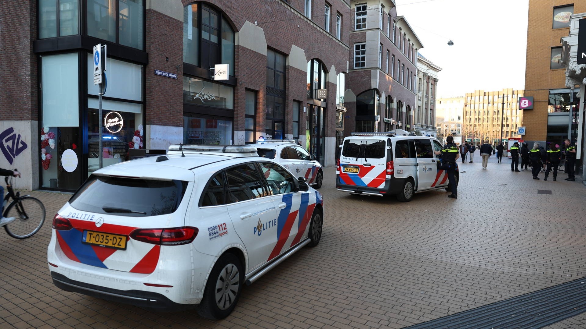 112-nieuws: Vermoedelijke steekpartij centrum Stad • Buurman blust brand aan achterkant van woning in Leek