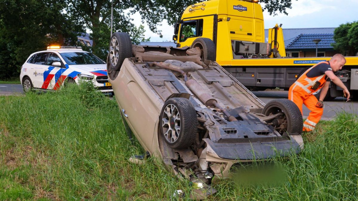Auto ondersteboven in weiland, een persoon naar ziekenhuis