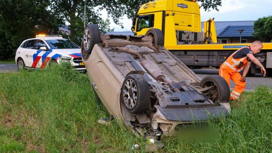 Auto ondersteboven in weiland, een persoon naar ziekenhuis