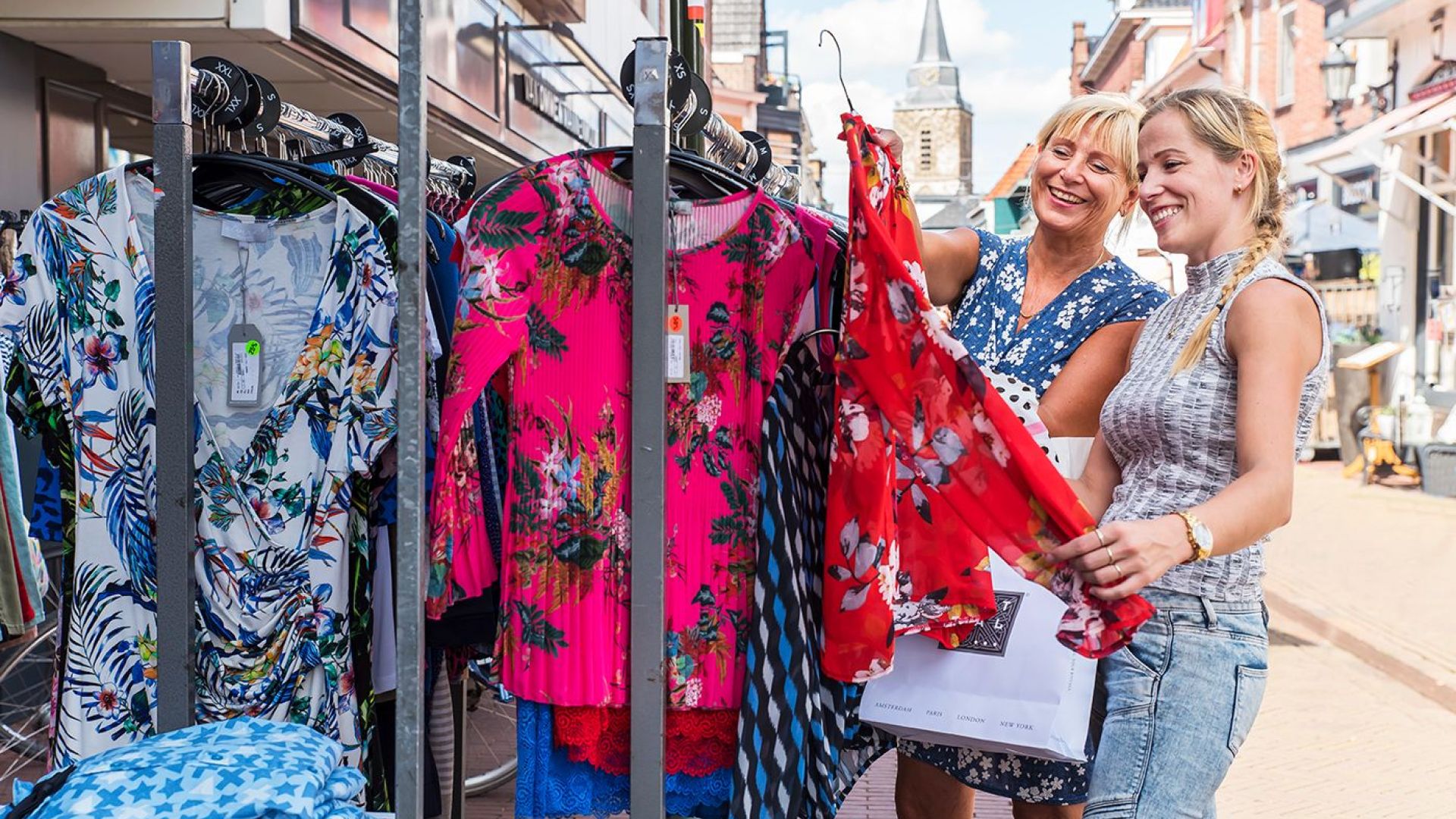 Jaarlijkse restantendag in Winterswijk trekt veel bezoekers die voor een prikkie willen shoppen.
