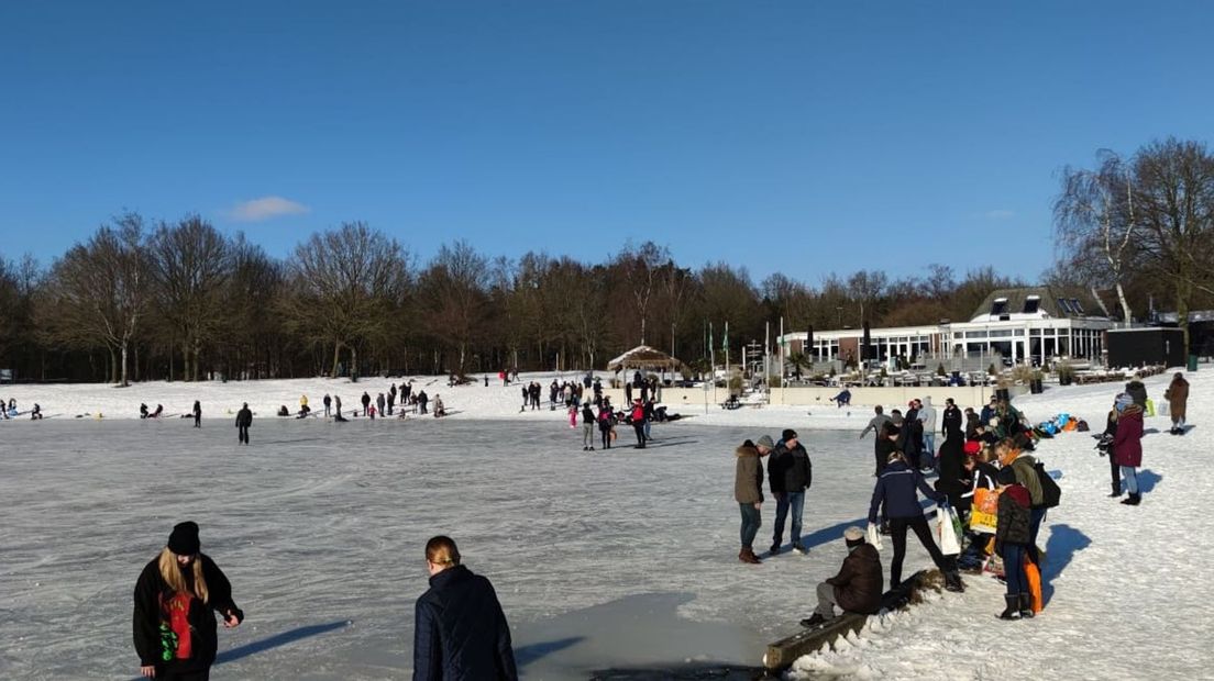 Genoeg schaatsers op het ijs in Hollandscheveld