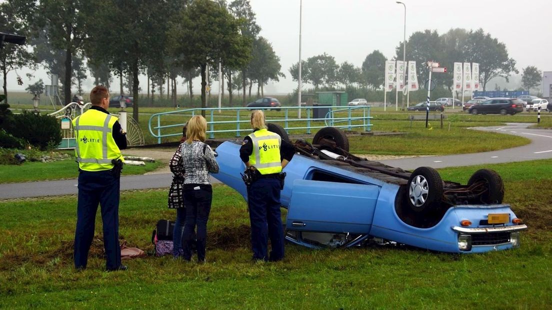 Oldtimer over de kop bij oprit A28