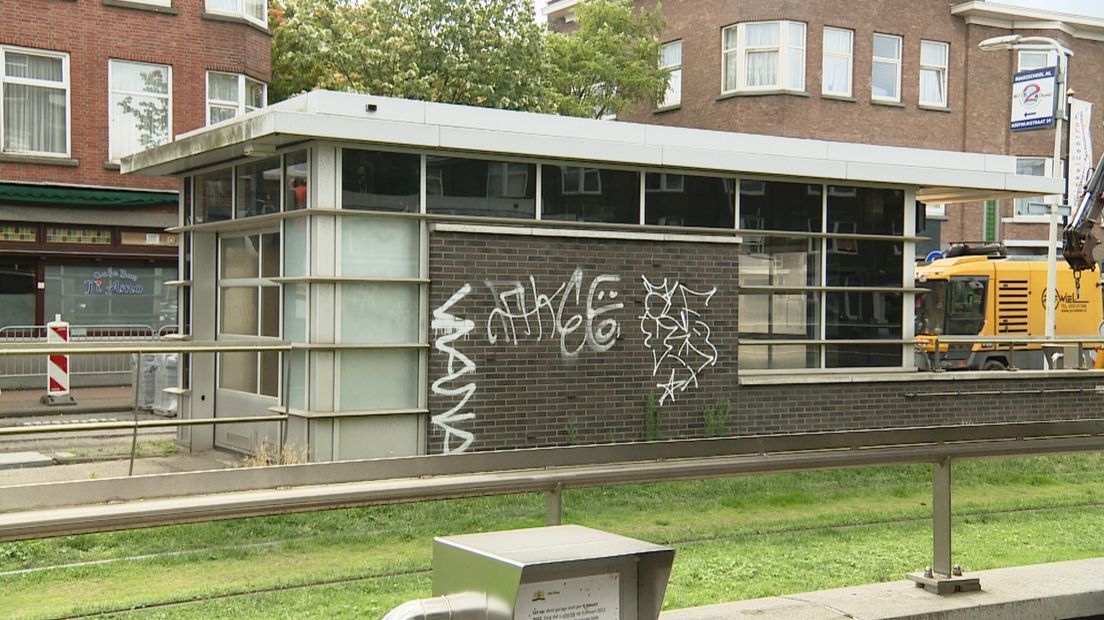 De ingang van de ondergrondse autoberging aan de Apeldoornselaan