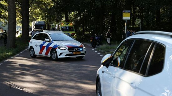 Fietser ernstig gewond door aanrijding met auto in Rolde. Fietser ernstig gewond door aanrijding met auto in Rolde.