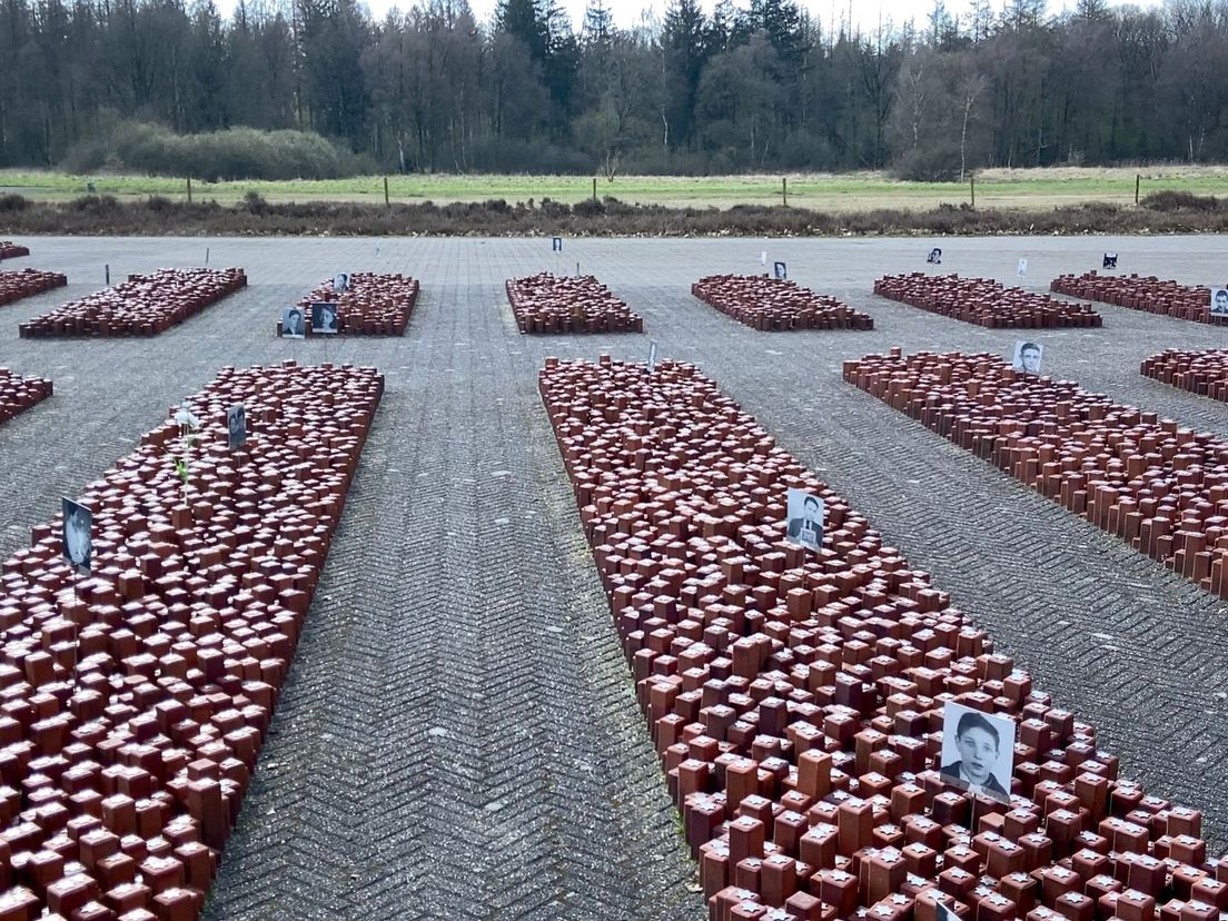 Een deel van het monument 'De 102.000 stenen'