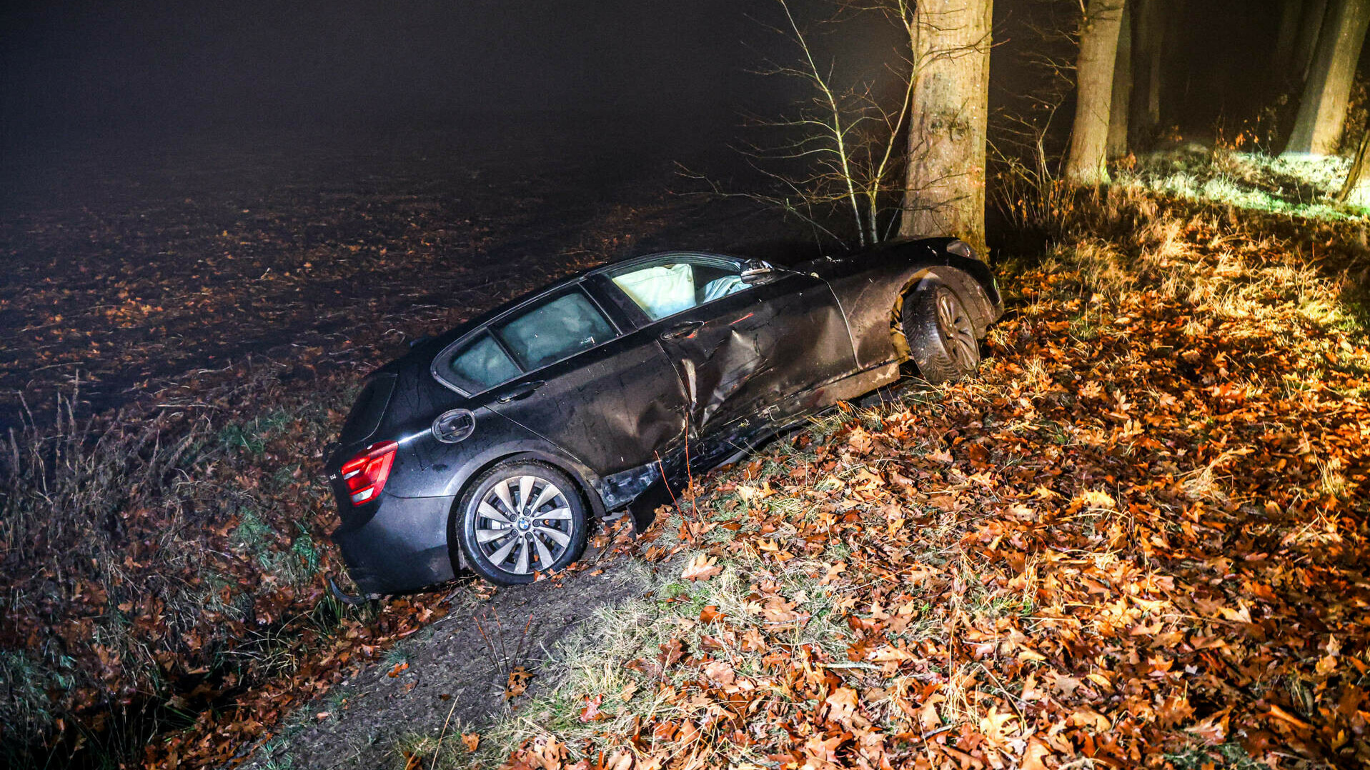 Auto raakt van de weg en botst tegen bomen op Erica