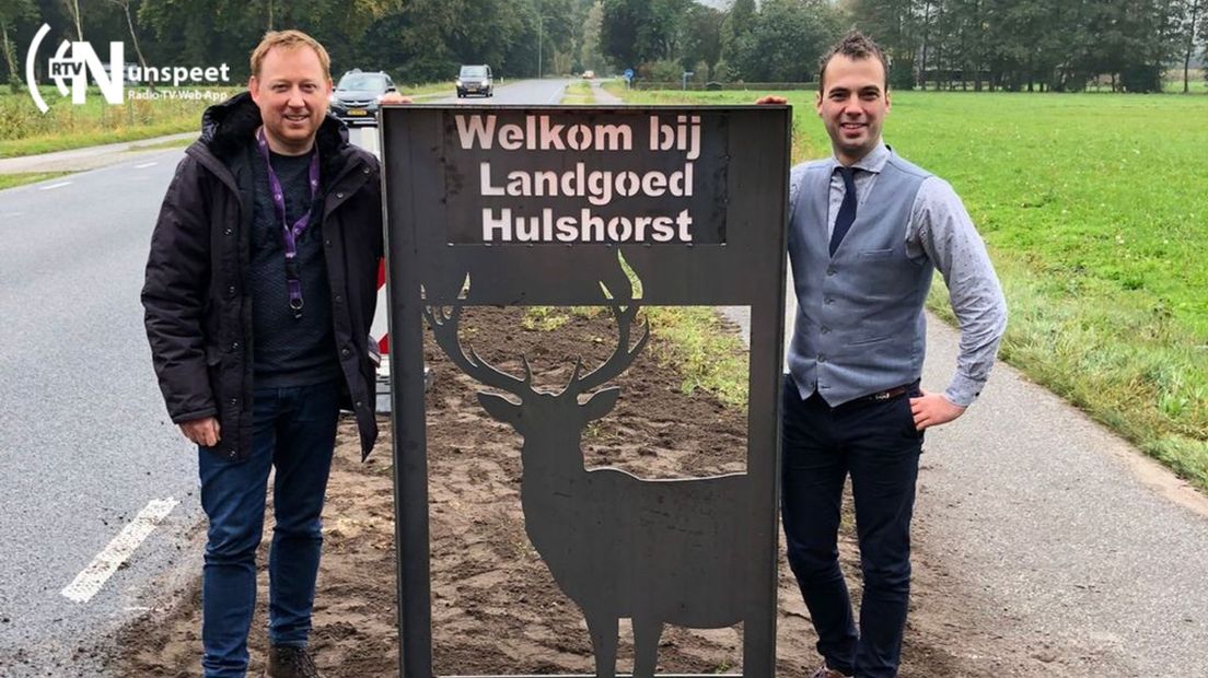 Ontwerper Harwin Prins en wethouder Van de Bunte bij een portaal