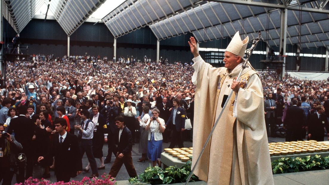 1985: Paus Johannes-Paulus ll draagt de mis op.