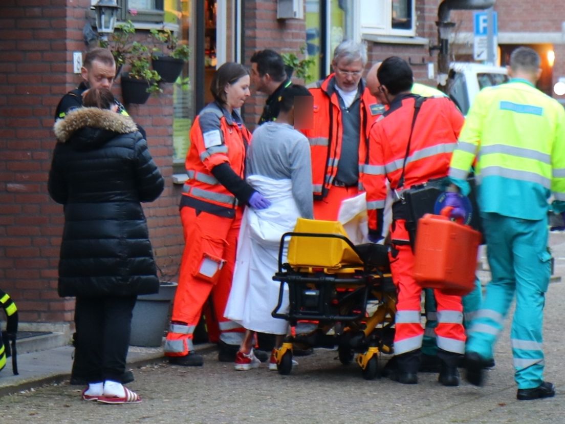 Ambulancemedewerkers helpen het slachtoffer
